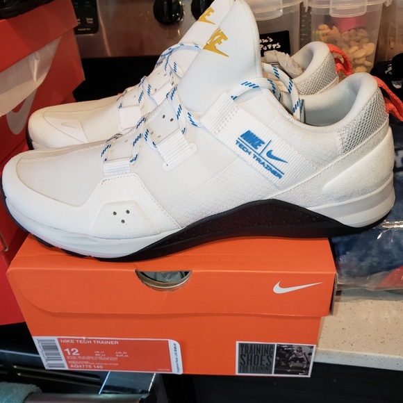 nike tech trainer red